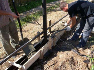 Заливаем бетон в деревянную опалубку